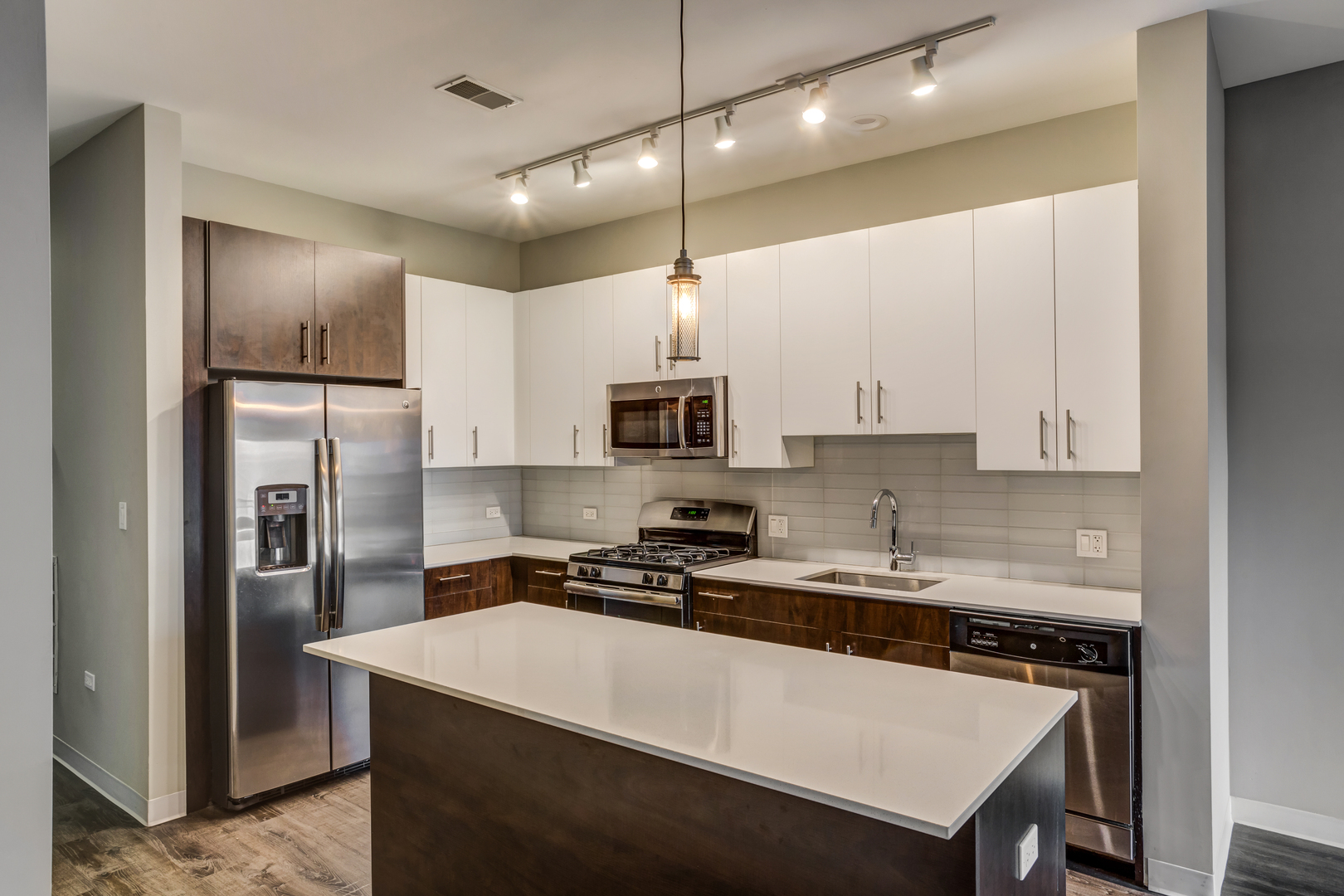 851 W Grand Avenue 404