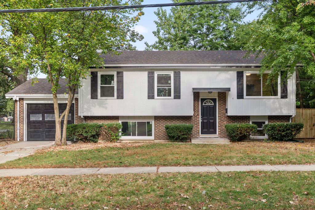 Photo for 212 N Oakwood Avenue, West Chicago, IL 60185 (MLS # 12483094)