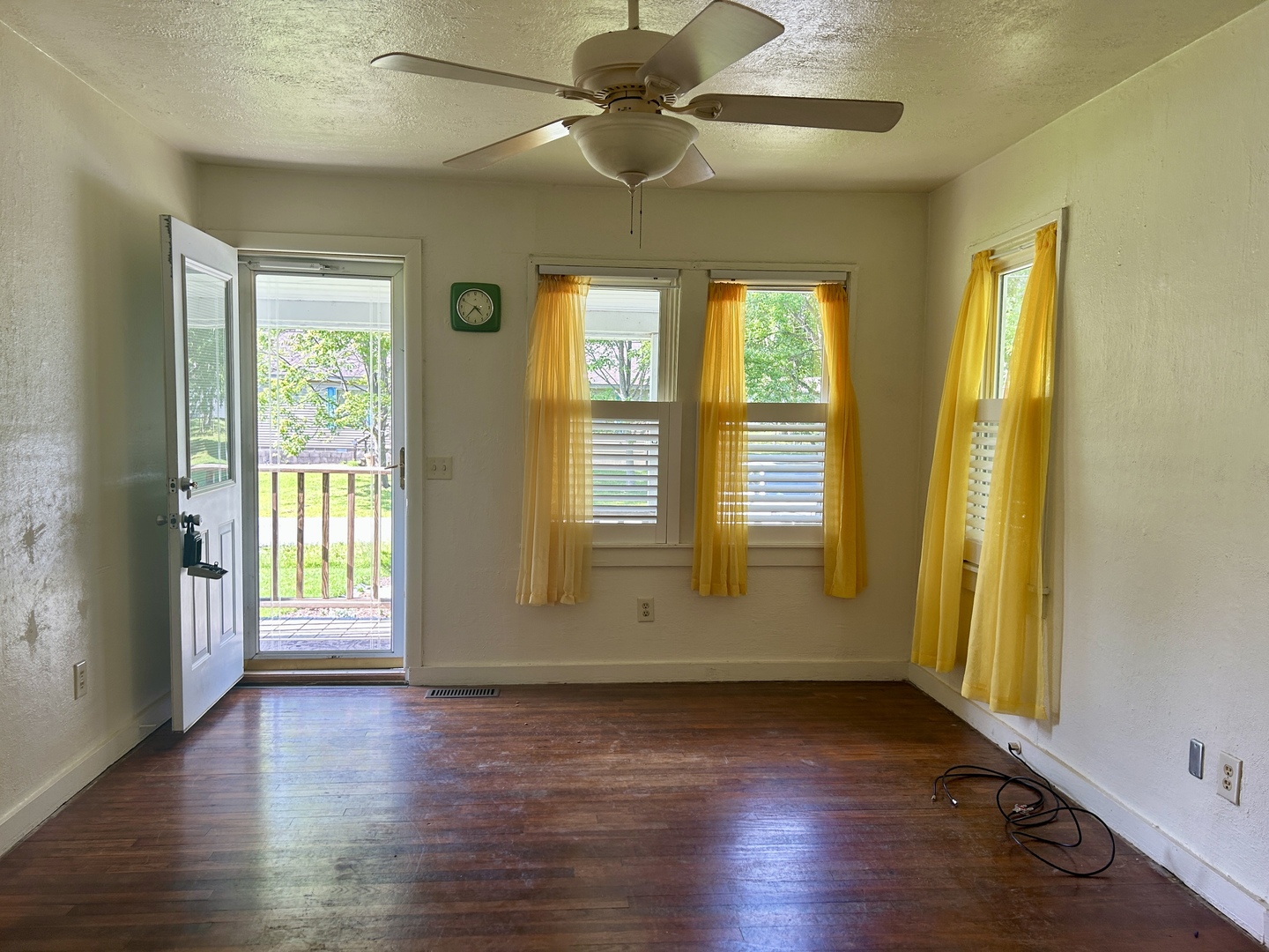 1211 W Short Drive W