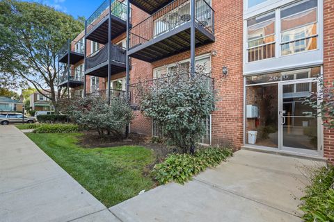 Photo of 2626 W Catalpa Avenue #21, Chicago, IL 60625 (MLS # 12485583)