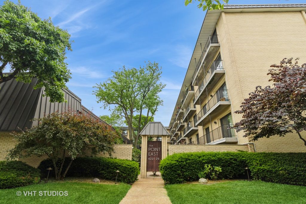 Photo for 6229 N Niagara Avenue #209, Chicago, IL 60631 (MLS # 12407279)