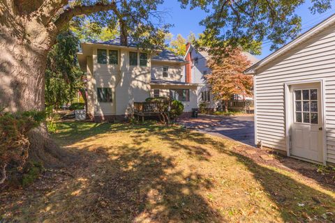 Tiny photo for 1513 E Grove Street, Bloomington, IL 61701 (MLS # 12503073)