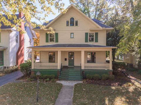 Tiny photo for 1513 E Grove Street, Bloomington, IL 61701 (MLS # 12503073)