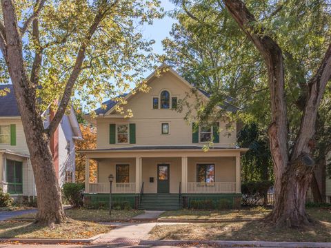 Tiny photo for 1513 E Grove Street, Bloomington, IL 61701 (MLS # 12503073)