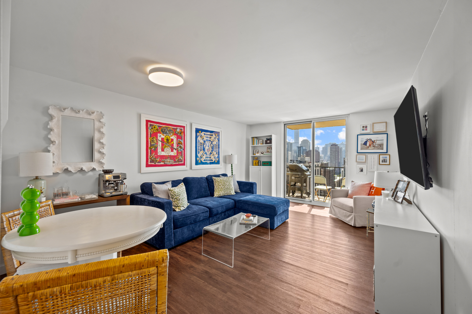 1212 N LASALLE Street 2107