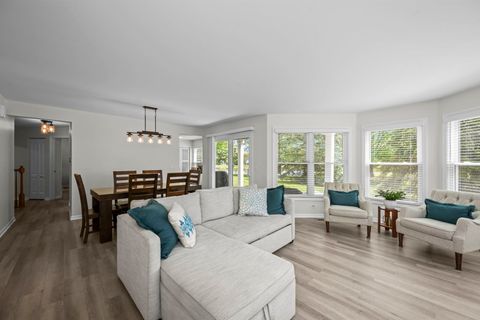 Tiny photo for 324 Satinwood Court N, Buffalo Grove, IL 60089 (MLS # 12647731)