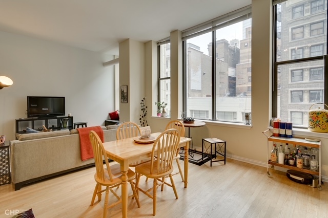 8 W Monroe Street 905