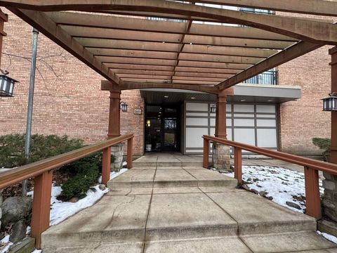 Tiny photo for 5820 Oakwood Drive #5L, Lisle, IL 60532 (MLS # 12565005)