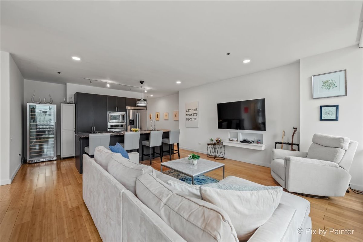 653 N Kingsbury Street 706