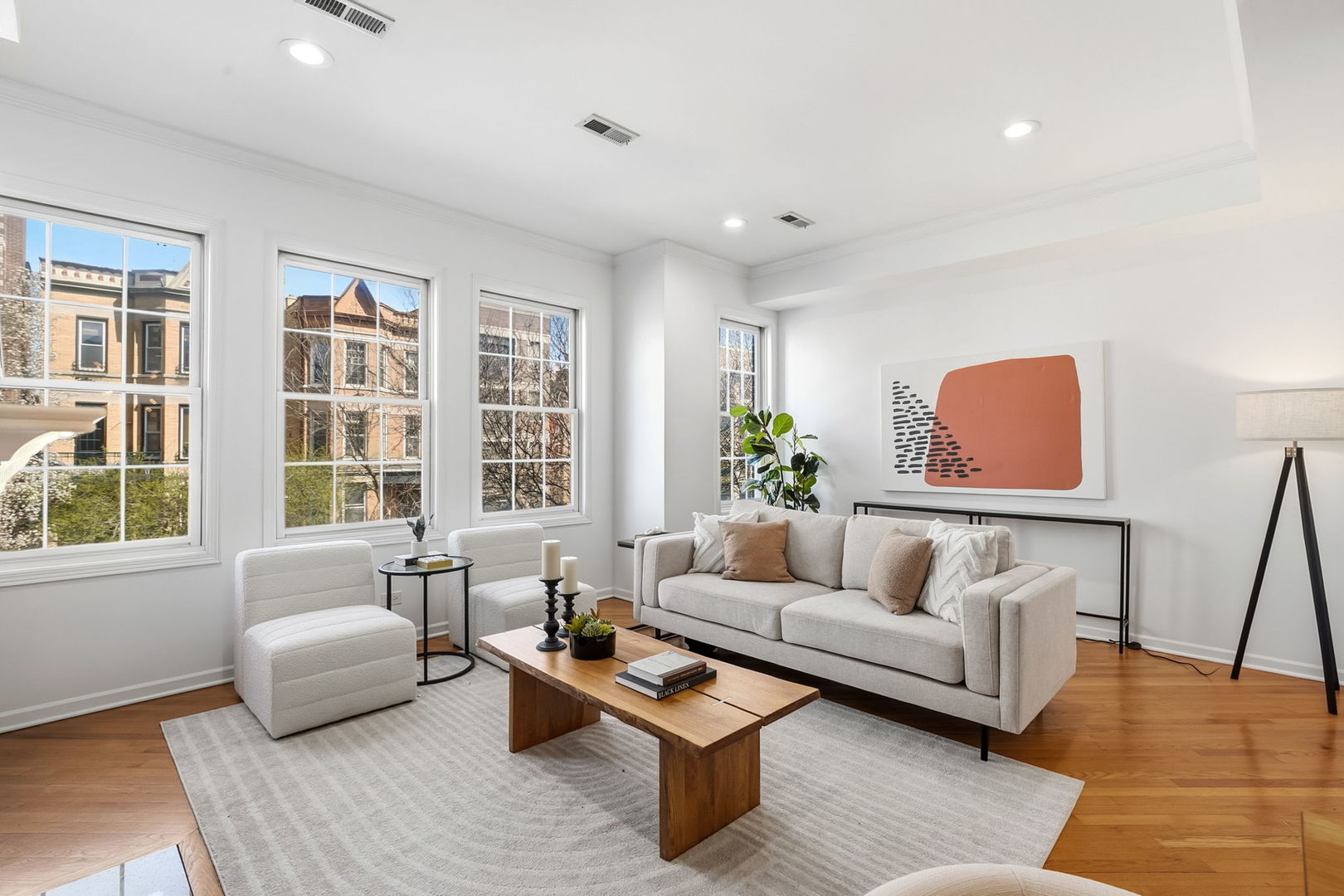 909 W Roscoe Street 2