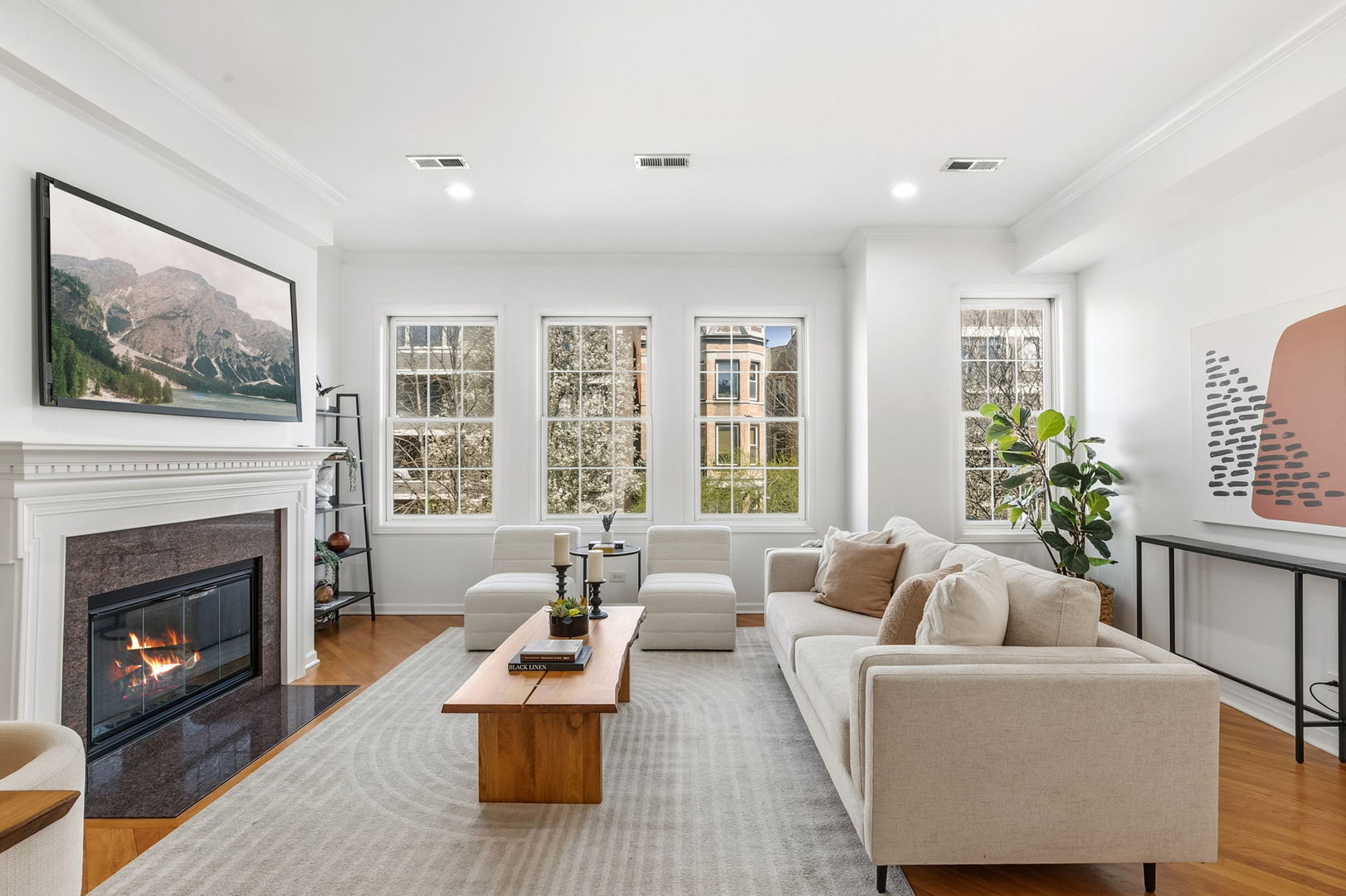 909 W Roscoe Street 2