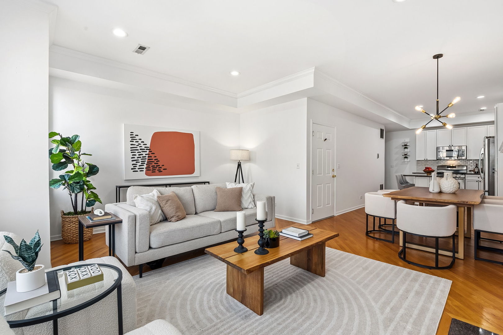 909 W Roscoe Street 2