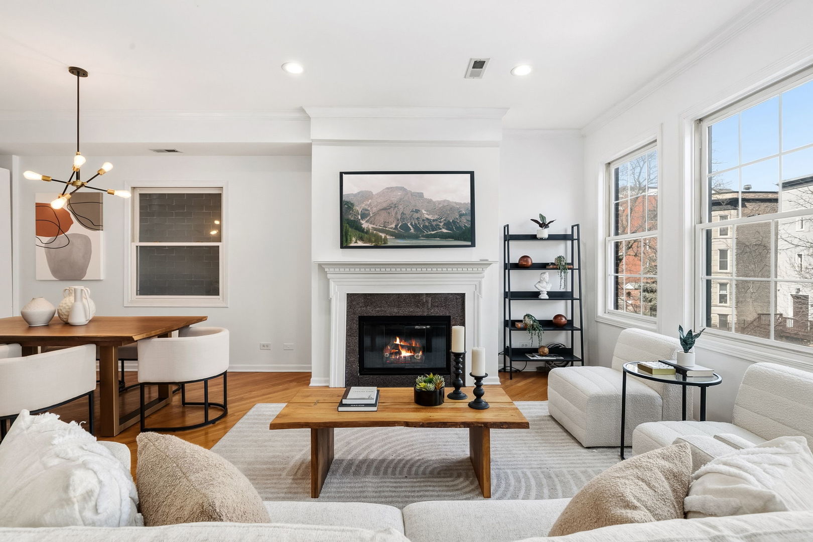 909 W Roscoe Street 2