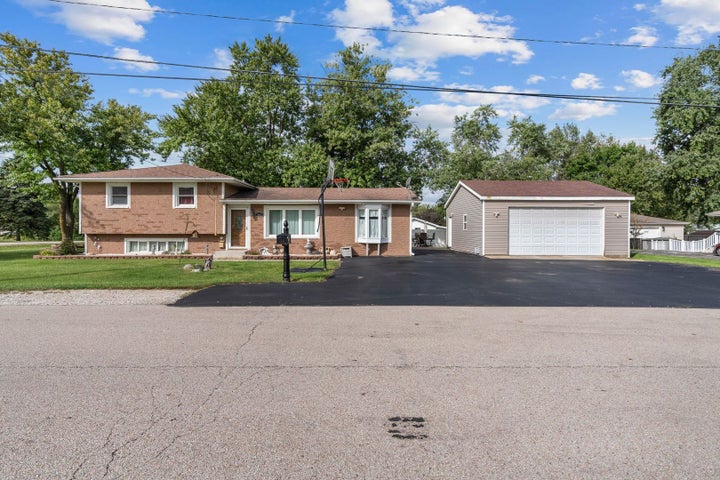 Photo 1 of 39 — 960 Becker Lane, Aurora, IL 60505