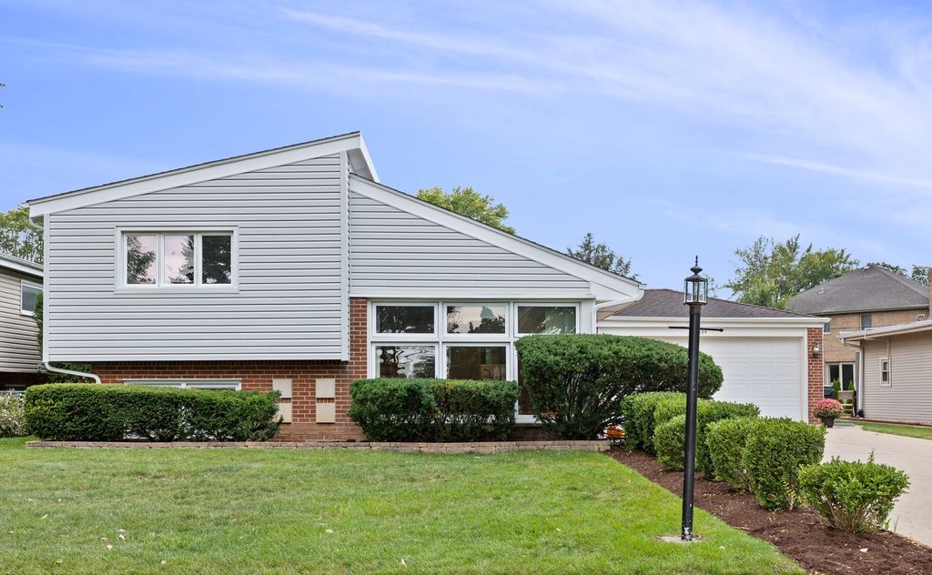 Photo for 9400 Octavia Avenue, Morton Grove, IL 60053 (MLS # 12479871)