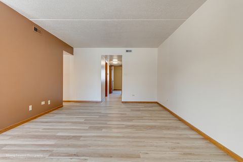 Tiny photo for 17960 Royal Oak Court #2S, Tinley Park, IL 60477 (MLS # 12518887)