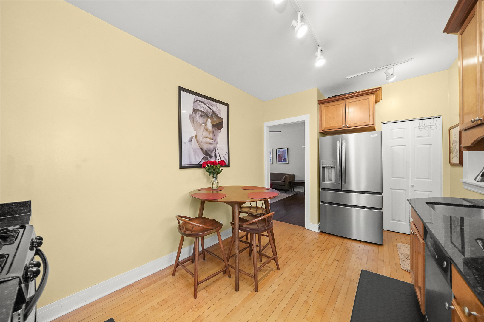 1907 W MONTROSE Avenue 2