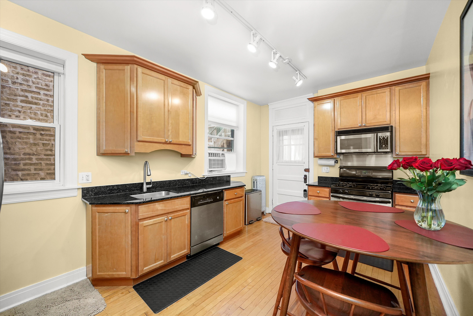 1907 W MONTROSE Avenue 2