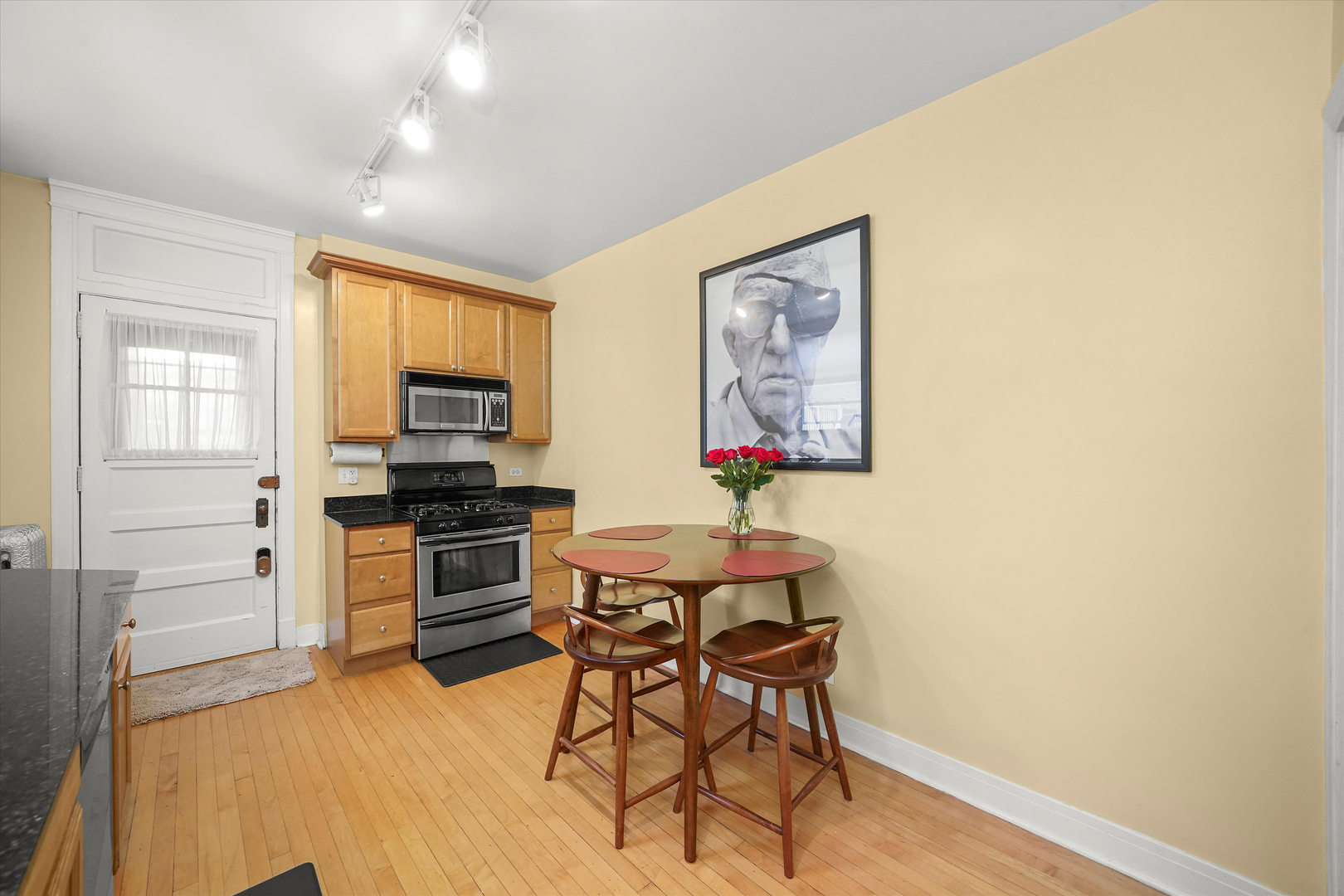 1907 W MONTROSE Avenue 2
