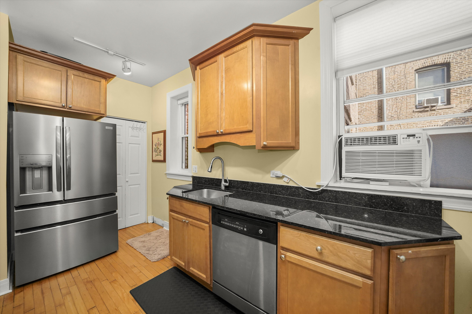 1907 W MONTROSE Avenue 2
