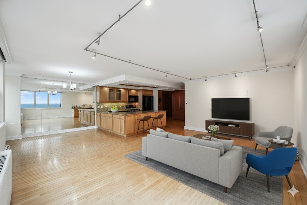 40 E Cedar Street 21C