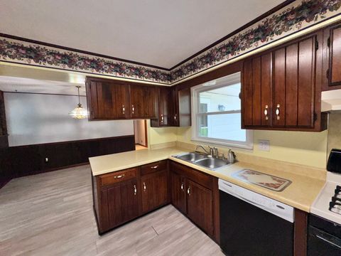 Tiny photo for 17 Crestwood LN, Centralia, IL 62801 (MLS # 12658935)
