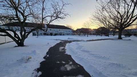 Tiny photo for 1241 Ballantrae Place #E, Mundelein, IL 60060 (MLS # 12555343)