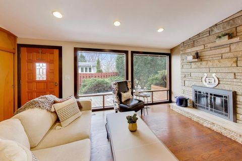 Tiny photo for 802 Lill Street, Barrington, IL 60010 (MLS # 12583482)