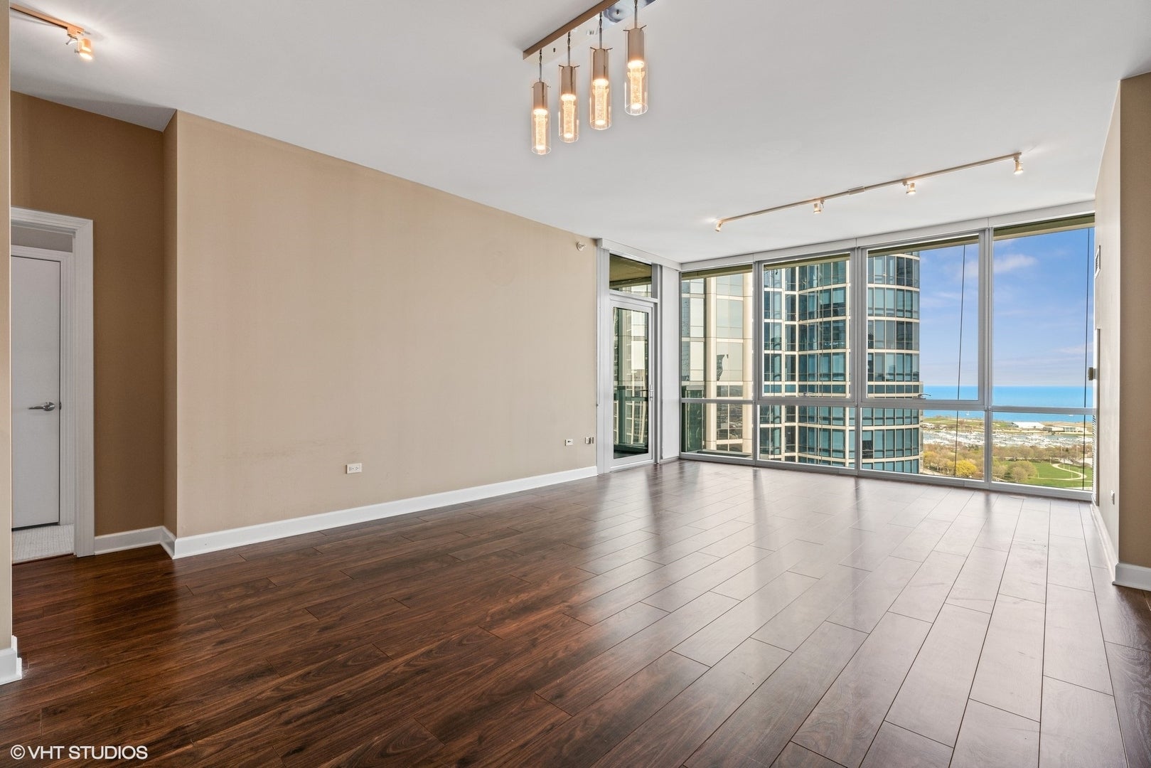 1201 S Prairie Avenue 2604