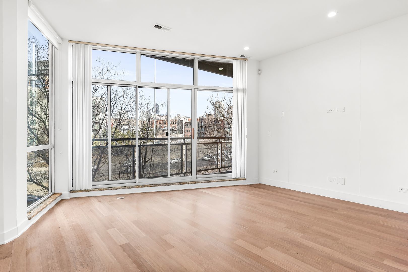 914 W Hubbard Street 203