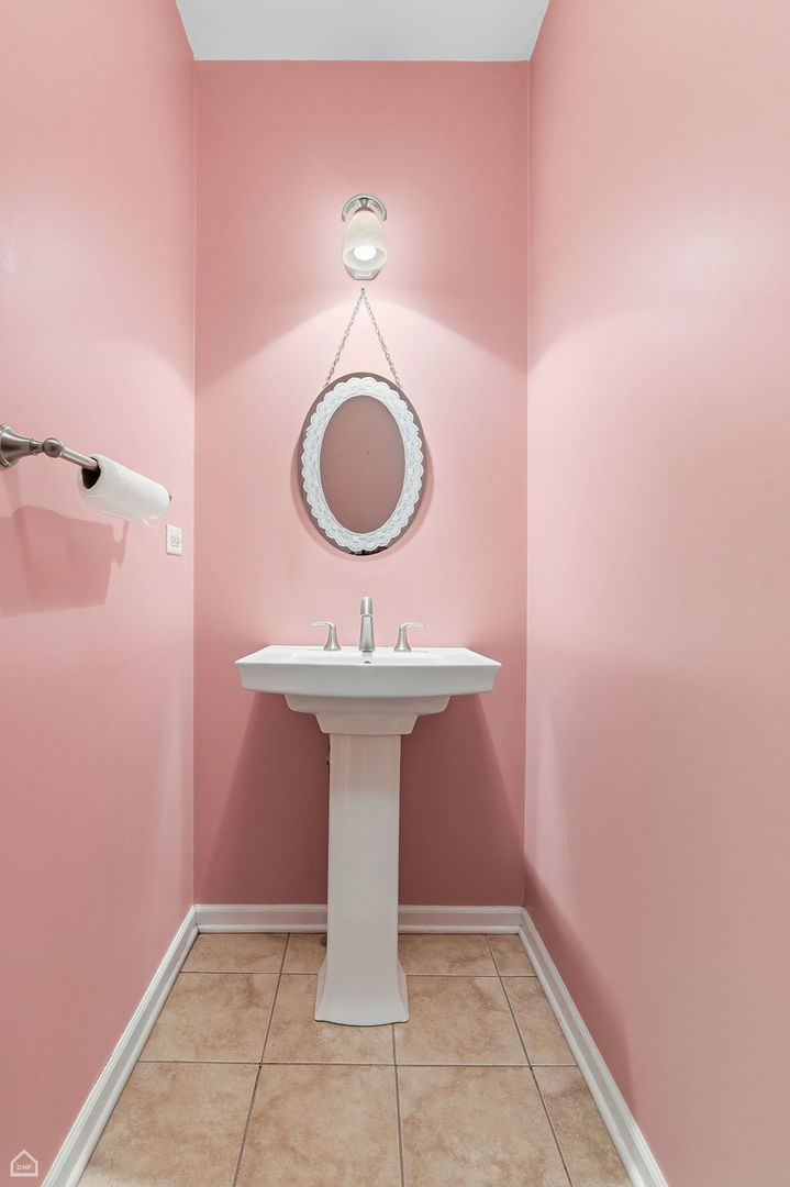 Chicago, Illinois 60608, United States, 4 Bedrooms Bedrooms, ,3 BathroomsBathrooms,Residential,Active,239574