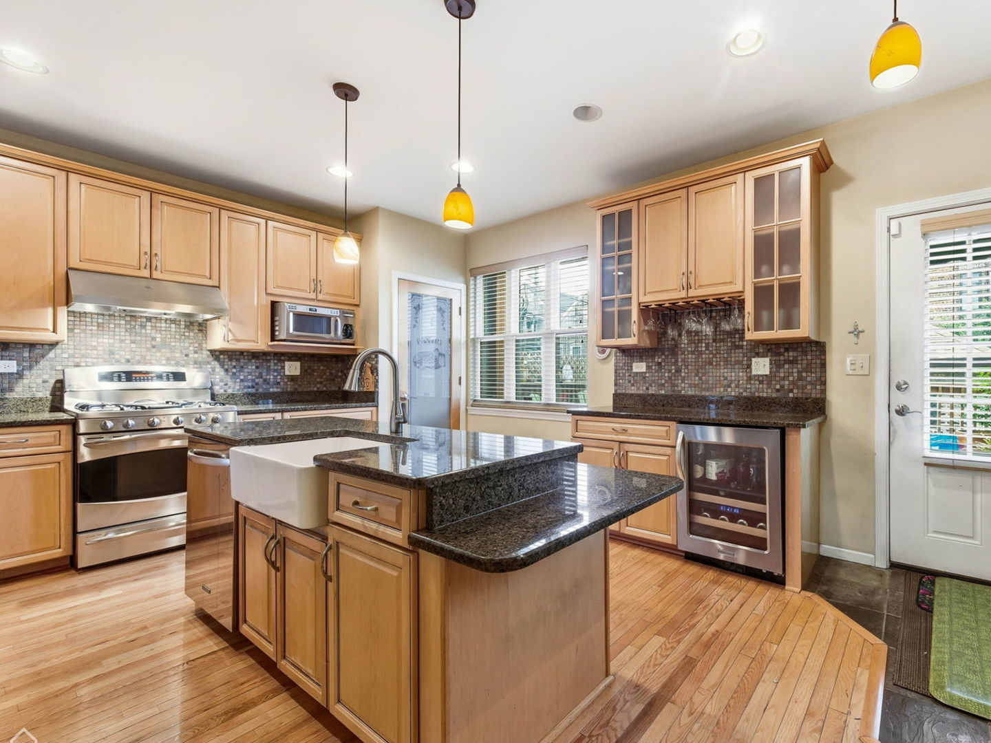 Chicago, Illinois 60608, United States, 4 Bedrooms Bedrooms, ,3 BathroomsBathrooms,Residential,Active,239574