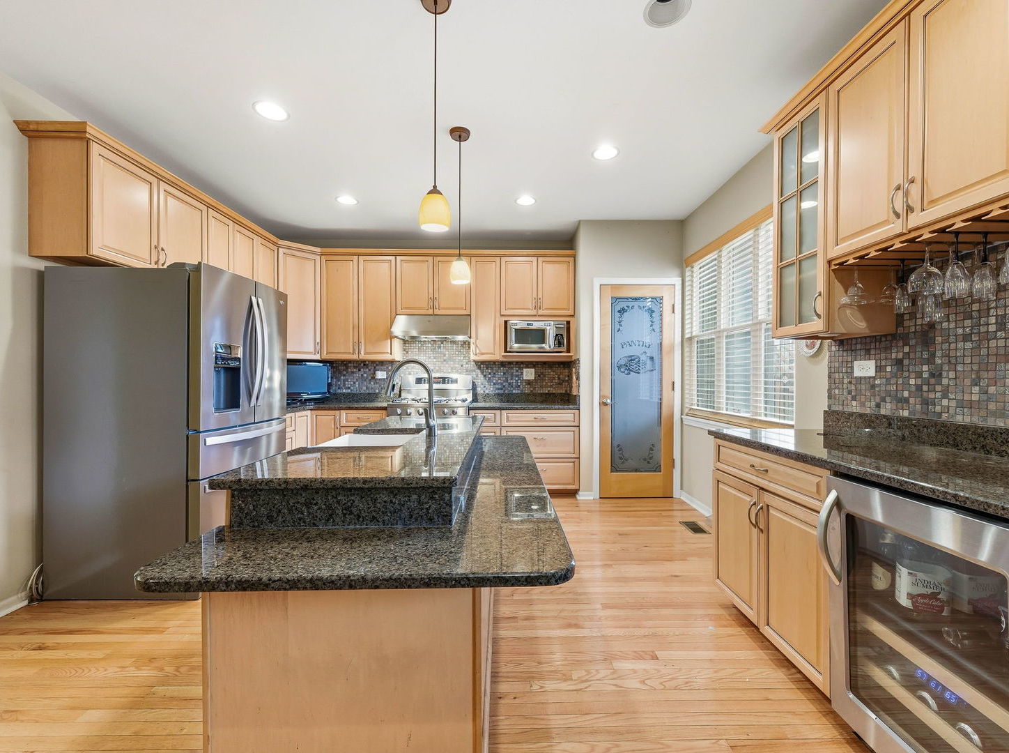 Chicago, Illinois 60608, United States, 4 Bedrooms Bedrooms, ,3 BathroomsBathrooms,Residential,Active,239574