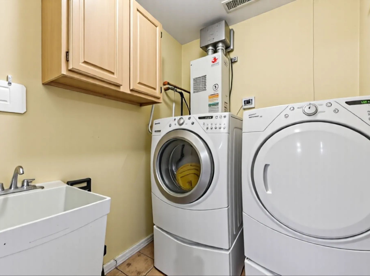 Chicago, Illinois 60608, United States, 4 Bedrooms Bedrooms, ,3 BathroomsBathrooms,Residential,Active,239574