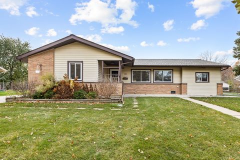 Photo of 940 Victoria Lane, Elk Grove Village, IL 60007 (MLS # 12512270)