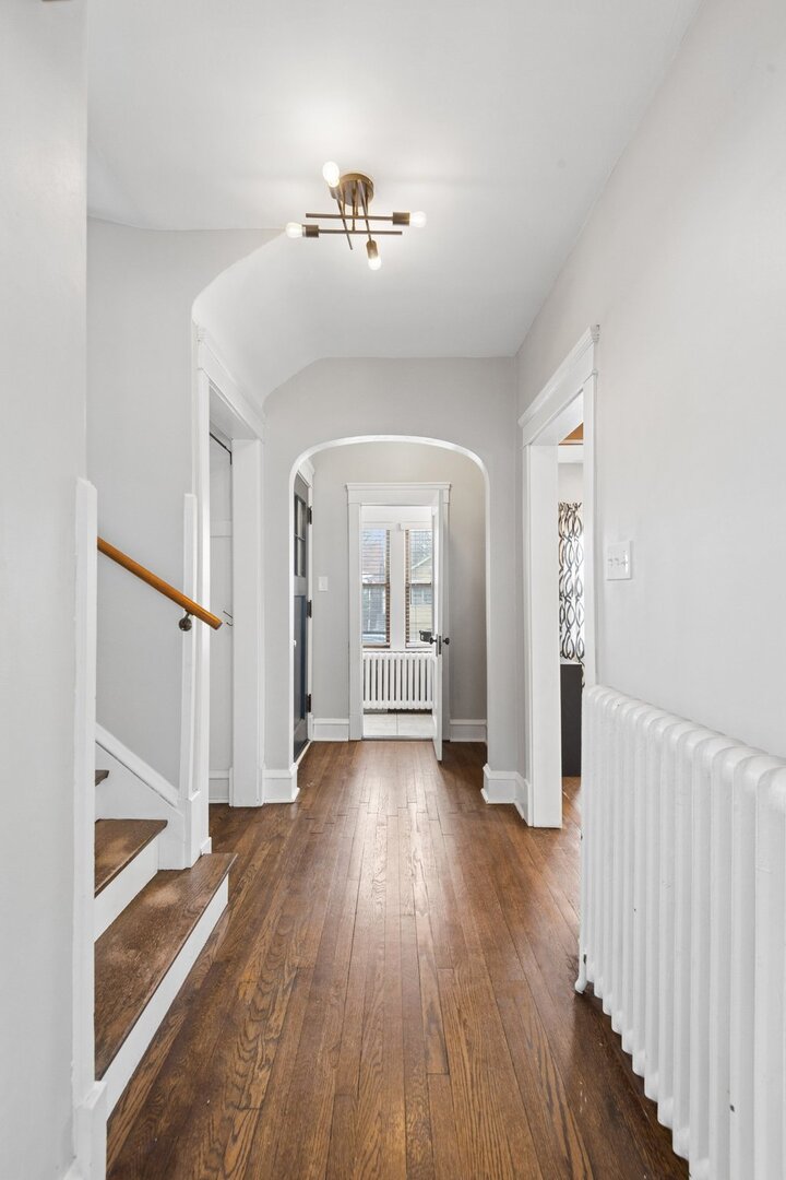 2233 W Greenleaf Avenue