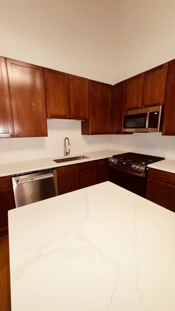 758 N Larrabee Street 325