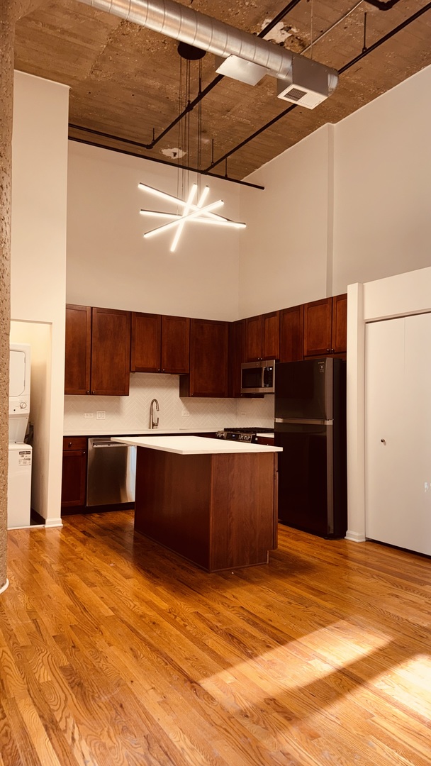 758 N Larrabee Street 325