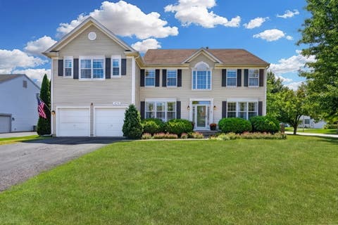 Photo of 479 Nuthatch Way, Lindenhurst, IL 60046 (MLS # 12718388)