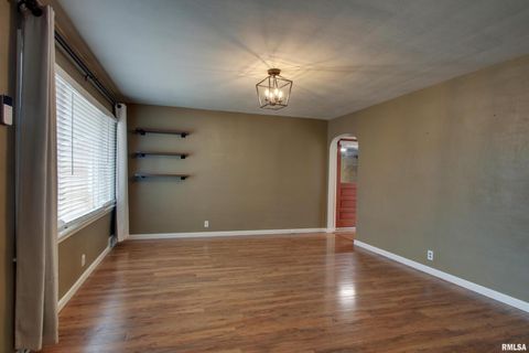 Tiny photo for 2934 HAMPSHIRE Street, Quincy, IL 62301 (MLS # QC4269487)