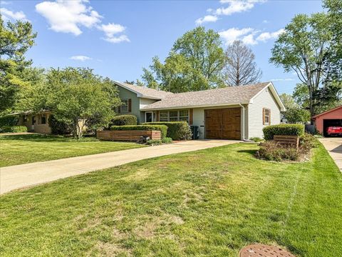 Photo of 709 E Sunnycrest Drive, Urbana, IL 61801 (MLS # 12628217)