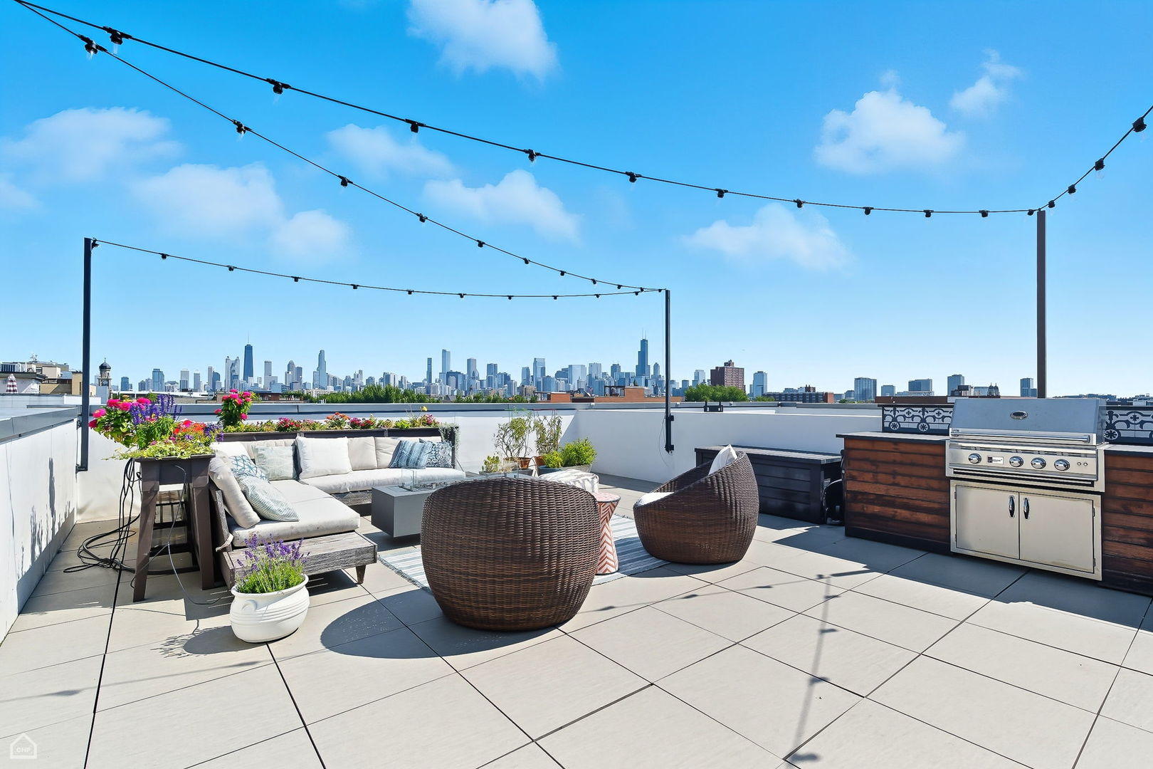 Chicago, Illinois 60622, United States, 3 Bedrooms Bedrooms, ,2 BathroomsBathrooms,Residential,Contingent,212406