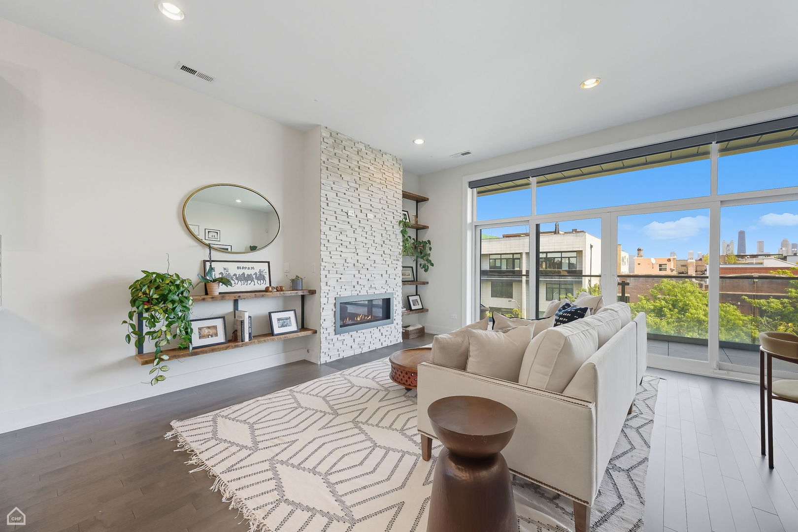 Chicago, Illinois 60622, United States, 3 Bedrooms Bedrooms, ,2 BathroomsBathrooms,Residential,Contingent,212406