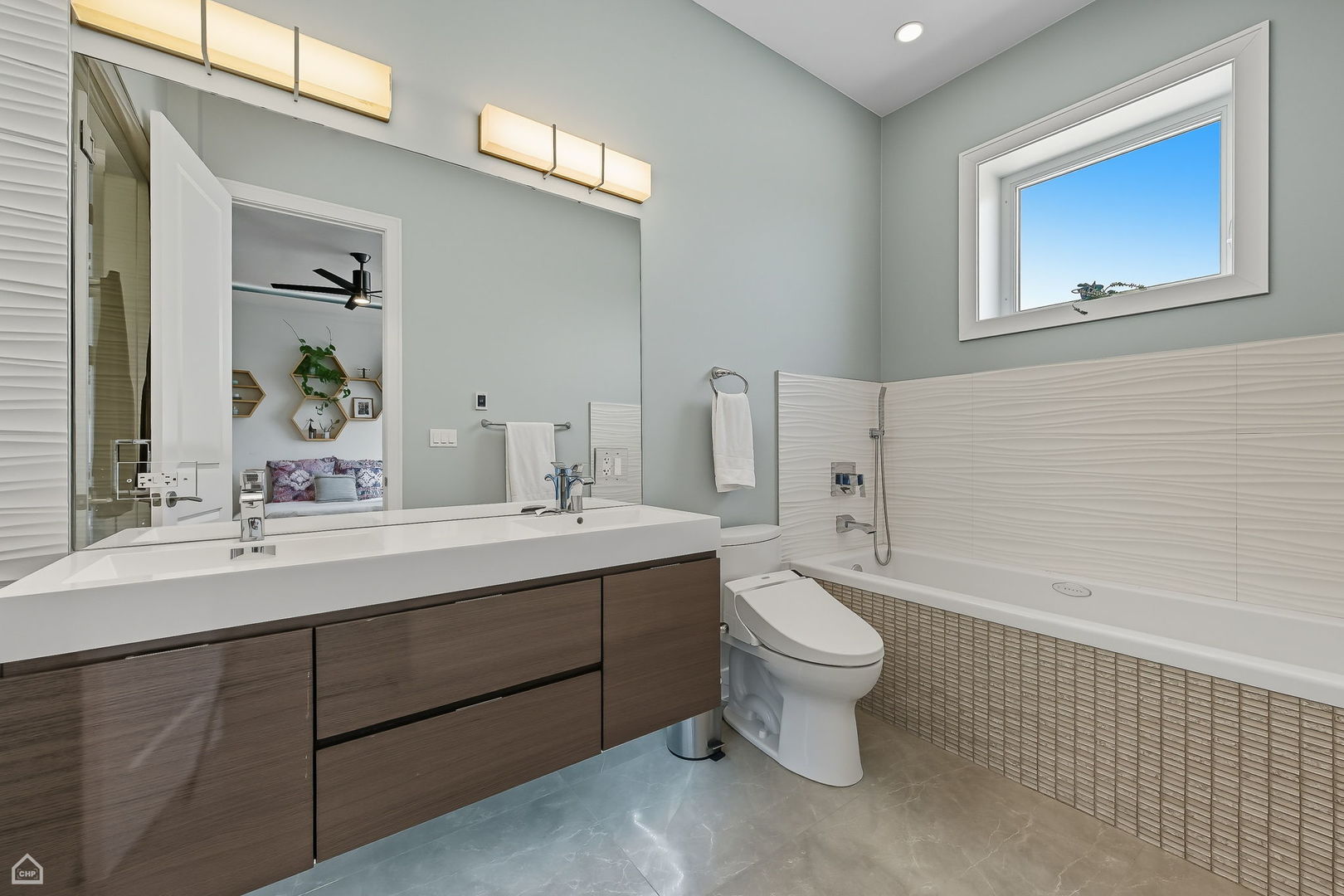 Chicago, Illinois 60622, United States, 3 Bedrooms Bedrooms, ,2 BathroomsBathrooms,Residential,Contingent,212406