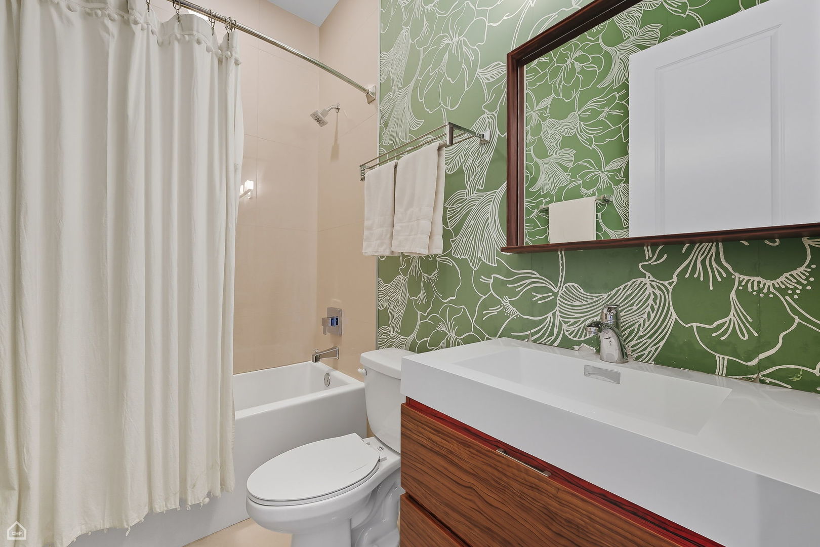 Chicago, Illinois 60622, United States, 3 Bedrooms Bedrooms, ,2 BathroomsBathrooms,Residential,Contingent,212406