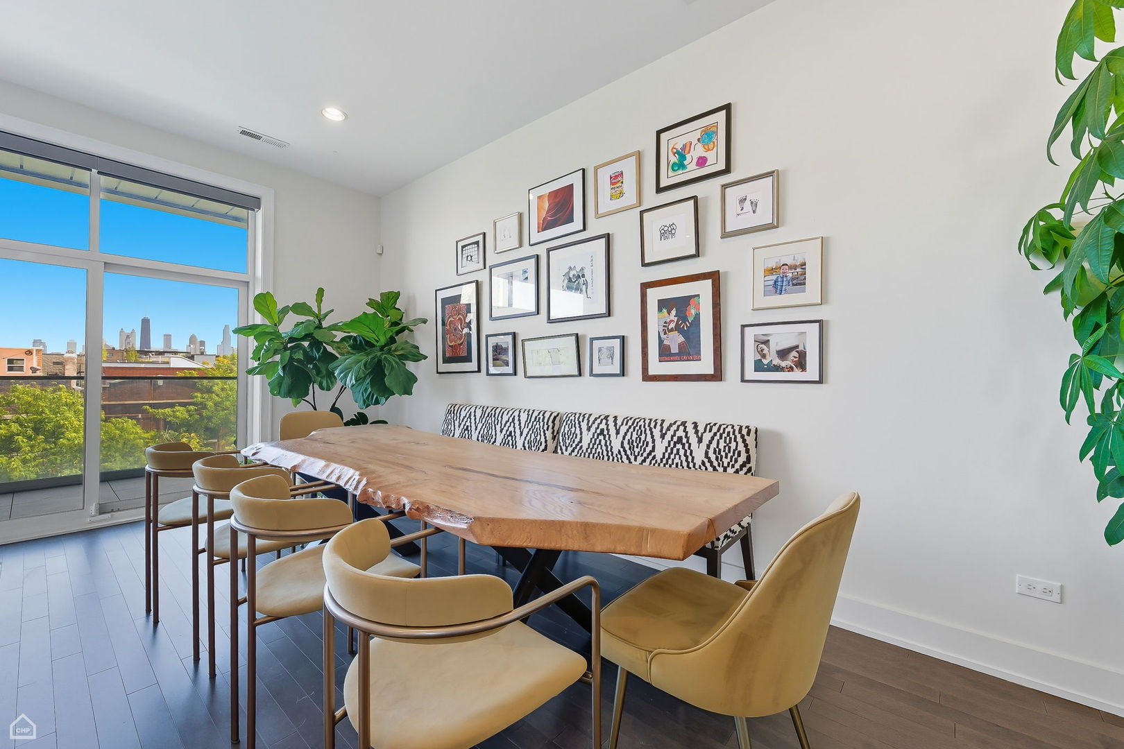 Chicago, Illinois 60622, United States, 3 Bedrooms Bedrooms, ,2 BathroomsBathrooms,Residential,Contingent,212406