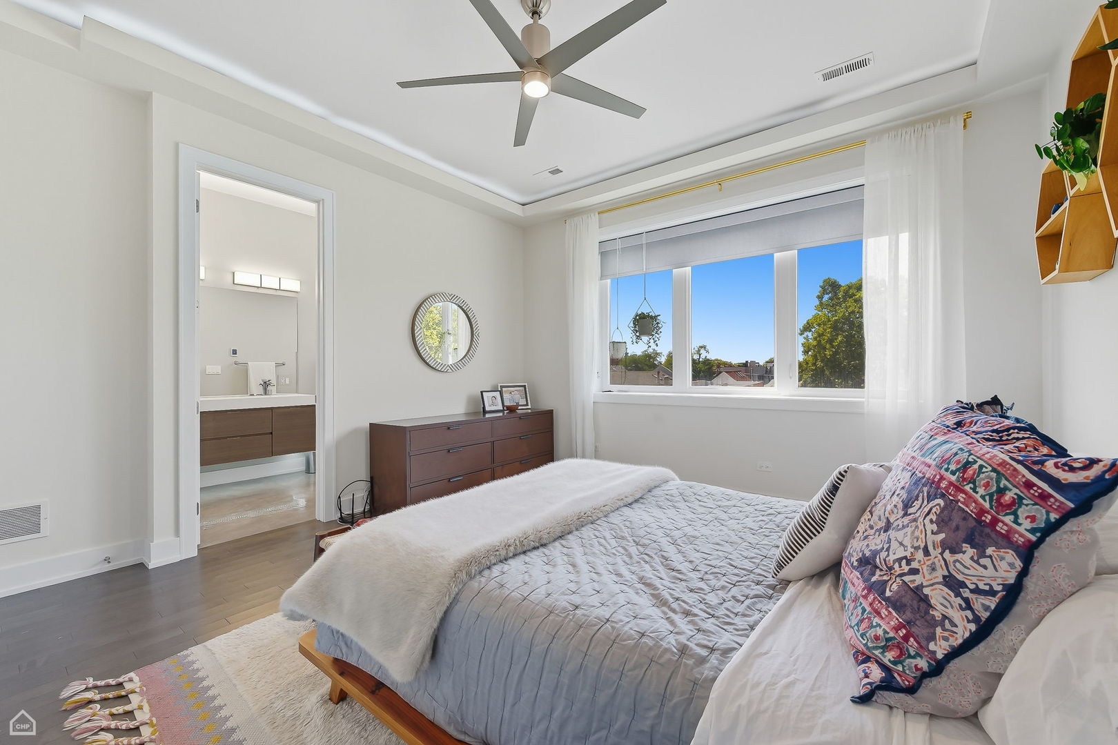 Chicago, Illinois 60622, United States, 3 Bedrooms Bedrooms, ,2 BathroomsBathrooms,Residential,Contingent,212406