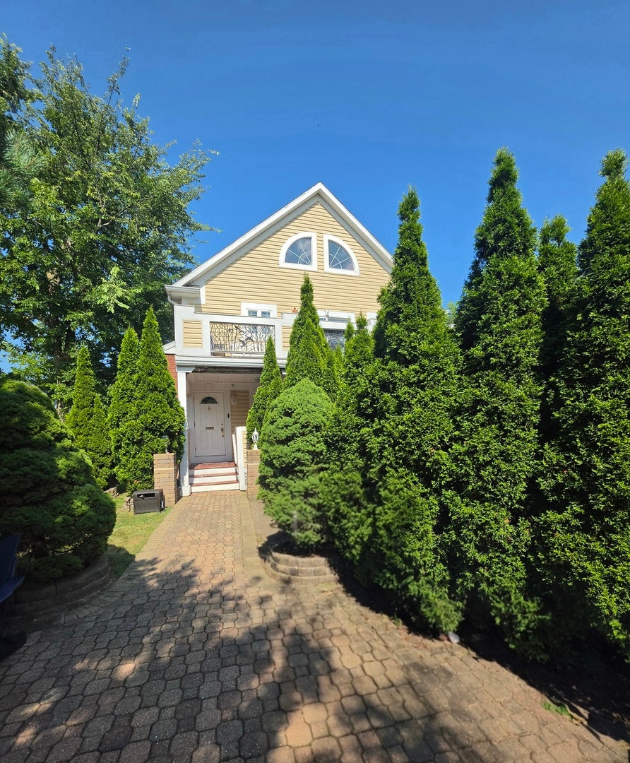 204 N Waukegan Road Upper