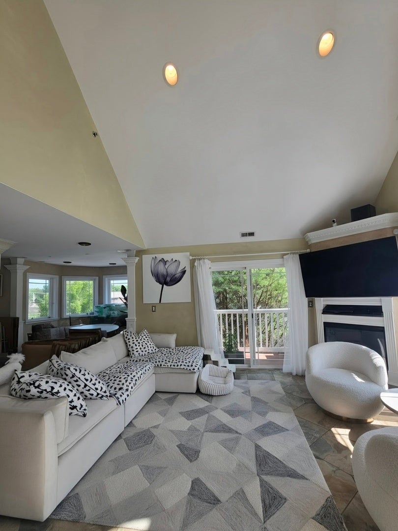 204 N Waukegan Road Upper