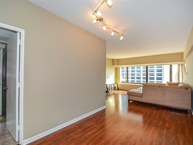 175 E Delaware Place 5712